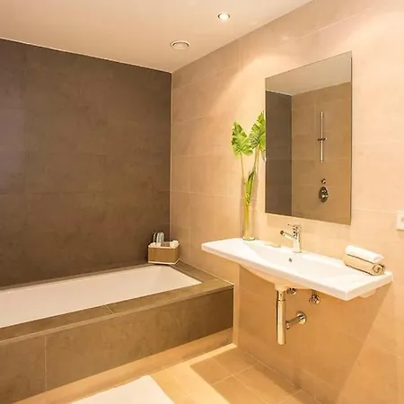2 Bed Marbella 600m To Apartment